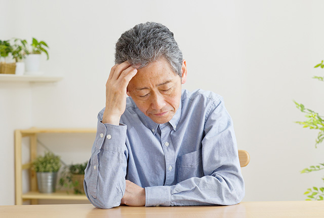 悩んでいる男性