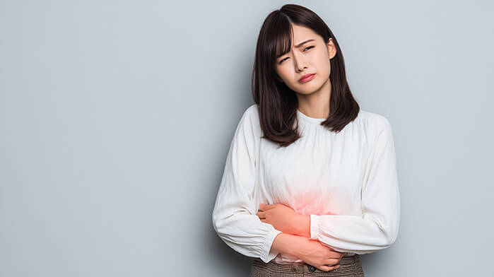 腹痛の女性